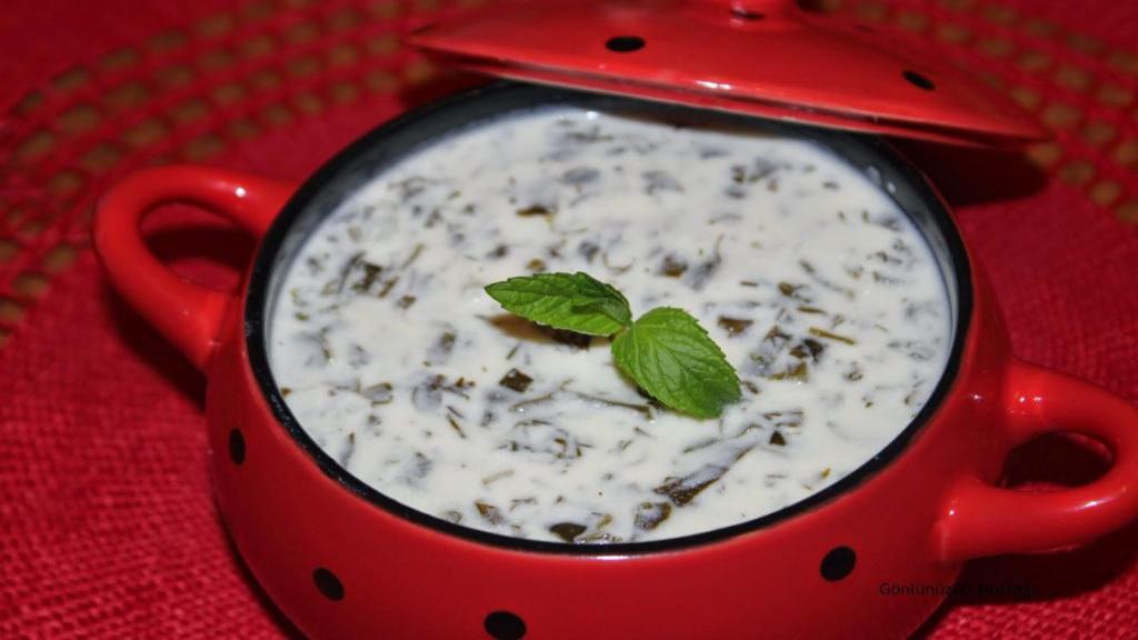طرز تهیه سوپ گشنیز خوشمزه و مجلسی با ماست به سبک تبریزی