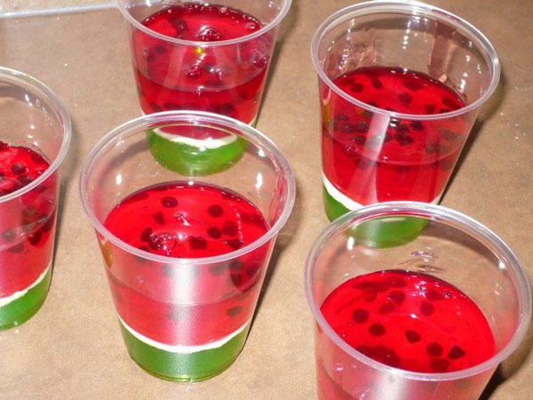 نحوه تهیه ژله شب یلدا لیوانی تازه و چند رنگ با بستنی 4 طرز تهیه ژله شب یلدا لیوانی