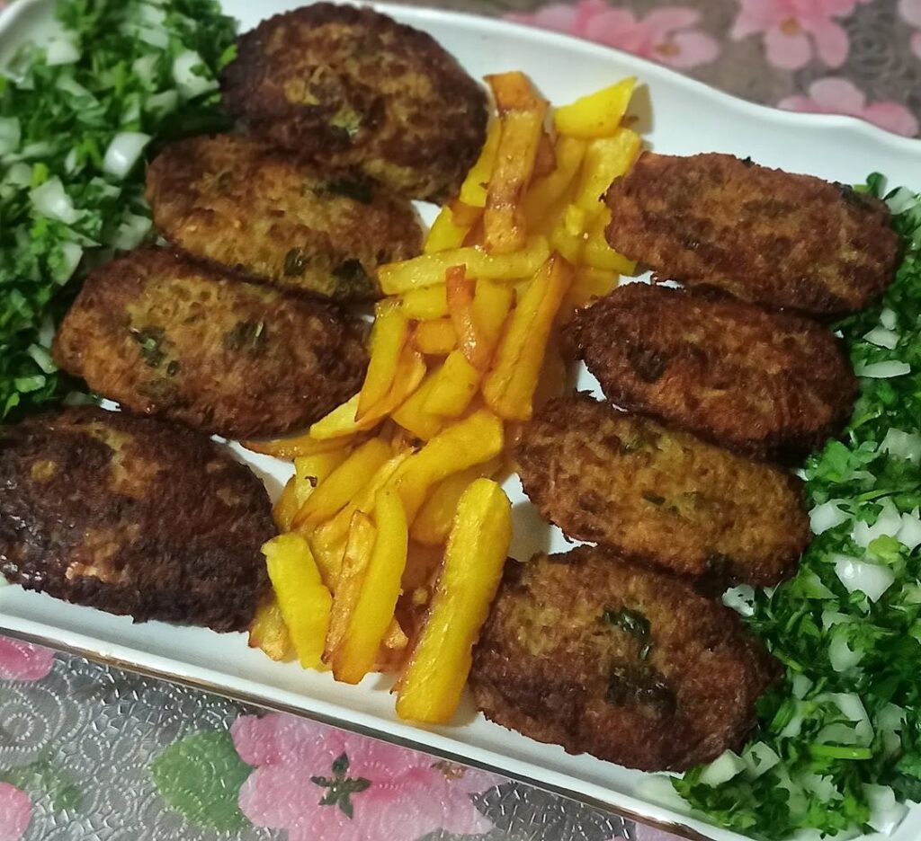 نحوه تهیه کتلت لوبیا چشم بلبلی با گوشت چرخ کرده و سیب زمینی ترد و لذیذ 4 طرز تهیه کتلت لوبیا چشم بلبلی