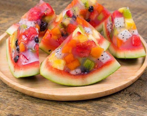 نحوه تهیه ژله میوه ای در پوست هندوانه بدون قالب زیاد ساده و راحت 2 طرز تهیه ژله میوه ای در پوست هندوانه
