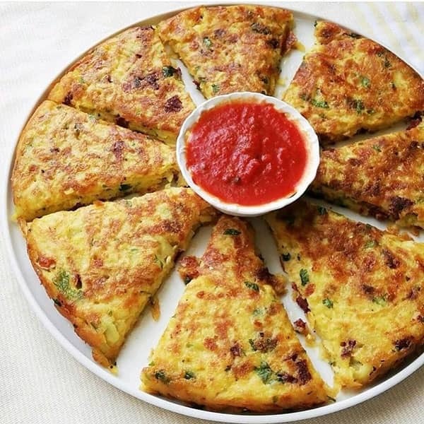 نحوه تهیه کوکو پیتزایی بدون فر با سوسیس و پنیر پیتزا 2 طرز تهیه کوکو پیتزایی
