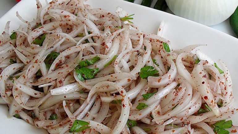 نحوه تهیه پیاز سماقی دورچین خوشمزه و ساده برای کنار انواع کباب و جوجه 2 طرز تهیه پیاز سماقی