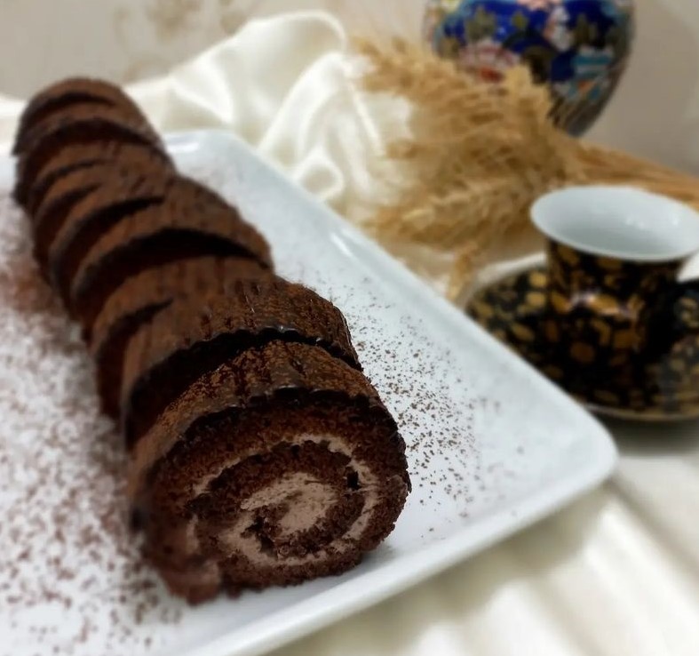 نحوه تهیه رولت شکلاتی خامه ای با پیمانه + فوت و فن 4 طرز تهیه رولت شکلاتی