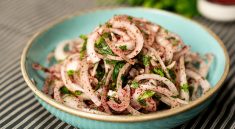 نحوه تهیه پیاز سماقی دورچین خوشمزه و ساده برای کنار انواع کباب و جوجه 4 طرز تهیه پیاز سماقی