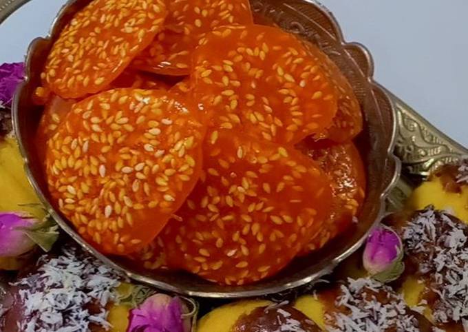 نحوه تهیه پولکی کنجدی خانگی با زعفران و شکر ساده و نازک 2 طرز تهیه پولکی کنجدی