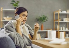 صحبت‌کردن خانم با تلفن در حالت بیماری برای درخواست مرخصی استعلاجی
