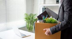 مردی در حال ترک شغلش پس از نوشتن استعفا نامه
