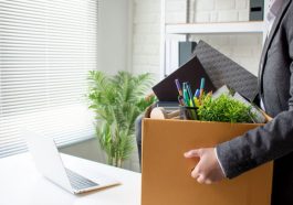 مردی در حال ترک شغلش پس از نوشتن استعفا نامه