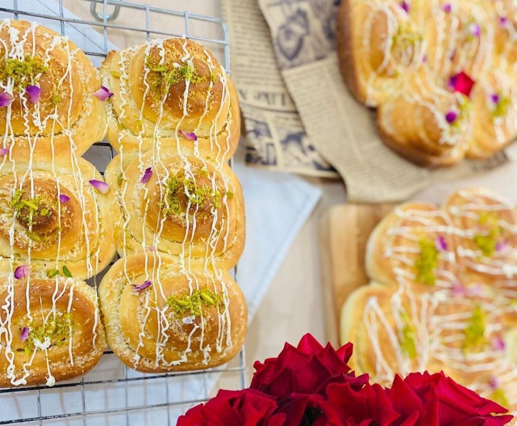 نحوه تهیه نان نارگیلی خانگی پف دار و ساده مرحله به مرحله_نارنجی پوش 4 طرز تهیه نان نارگیلی