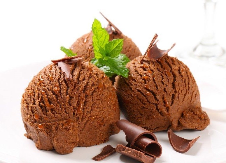 نحوه تهیه بستنی شکلاتی خانگی راحت و عالی با بیسکویت و خامه صبحانه_نارنجی پوش 4 طرز تهیه بستنی شکلاتی