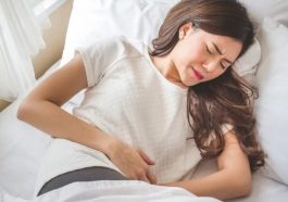 دختری که دچار درد شکمی شدید شده است - علائم منوراژی