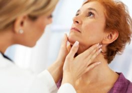 معاینه بیمار برای تشخیص ندول حنجره