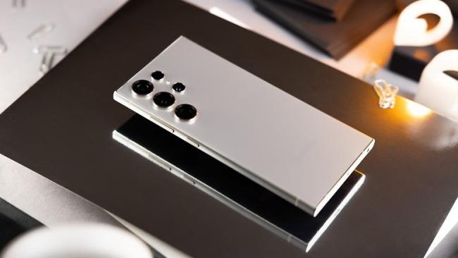 قیاس دو پرچمدار سامسونگ و شیائومی؛ Xiaomi 14 Pro و S24Ultra_نارنجی پوش 2 گوشی سامسونگ S24 Ultra
