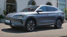 نمای سه‌چهارم جلو خودرو BYD Song Plus 2025