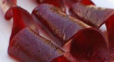 نحوه تهیه لواشک آلو قرمز خانگی ملس و خوشرنگ قدم به گام_نارنجی پوش 4 طرز تهیه لواشک آلو قرمز