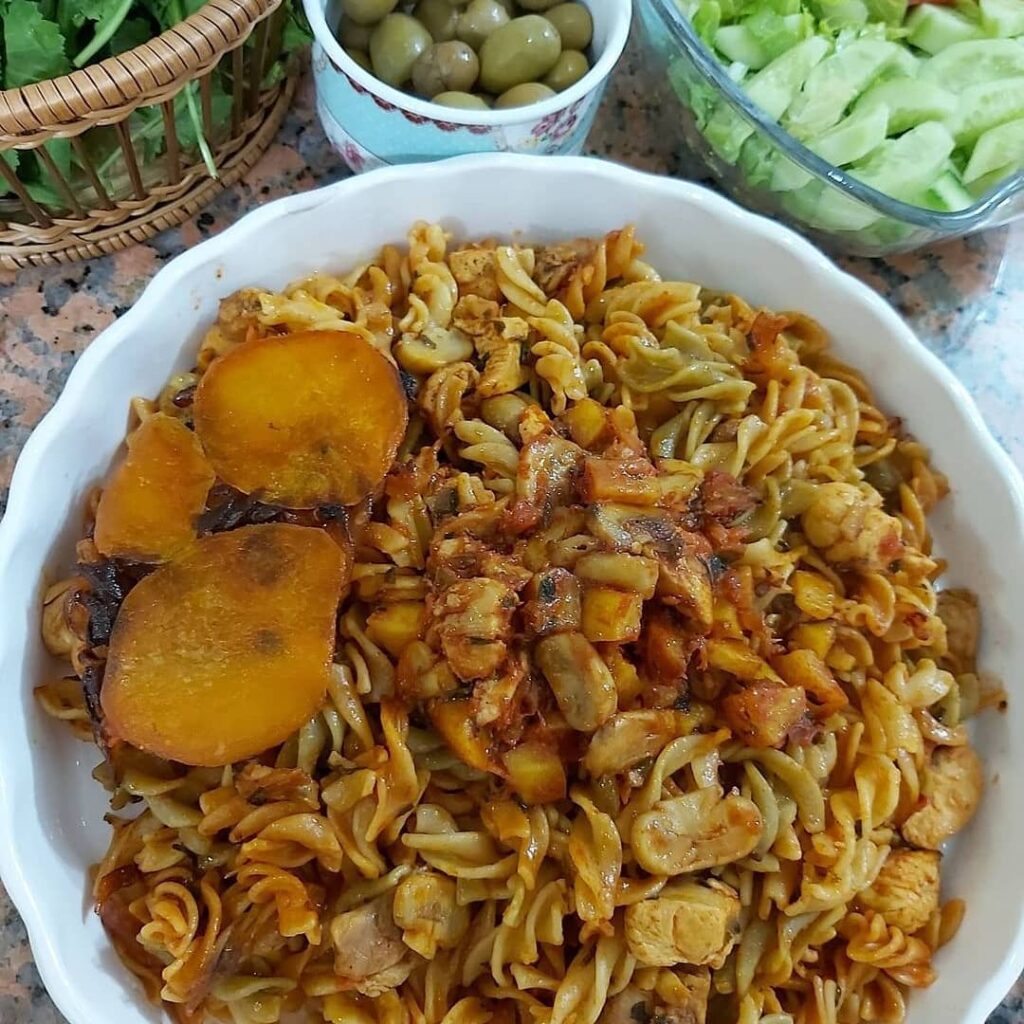 نحوه تهیه ماکارونی بدون آبکش با مرغ و سبزیجات؛ روشی آسان و سریع_نارنجی پوش 4 طرز تهیه ماکارونی بدون آبکش