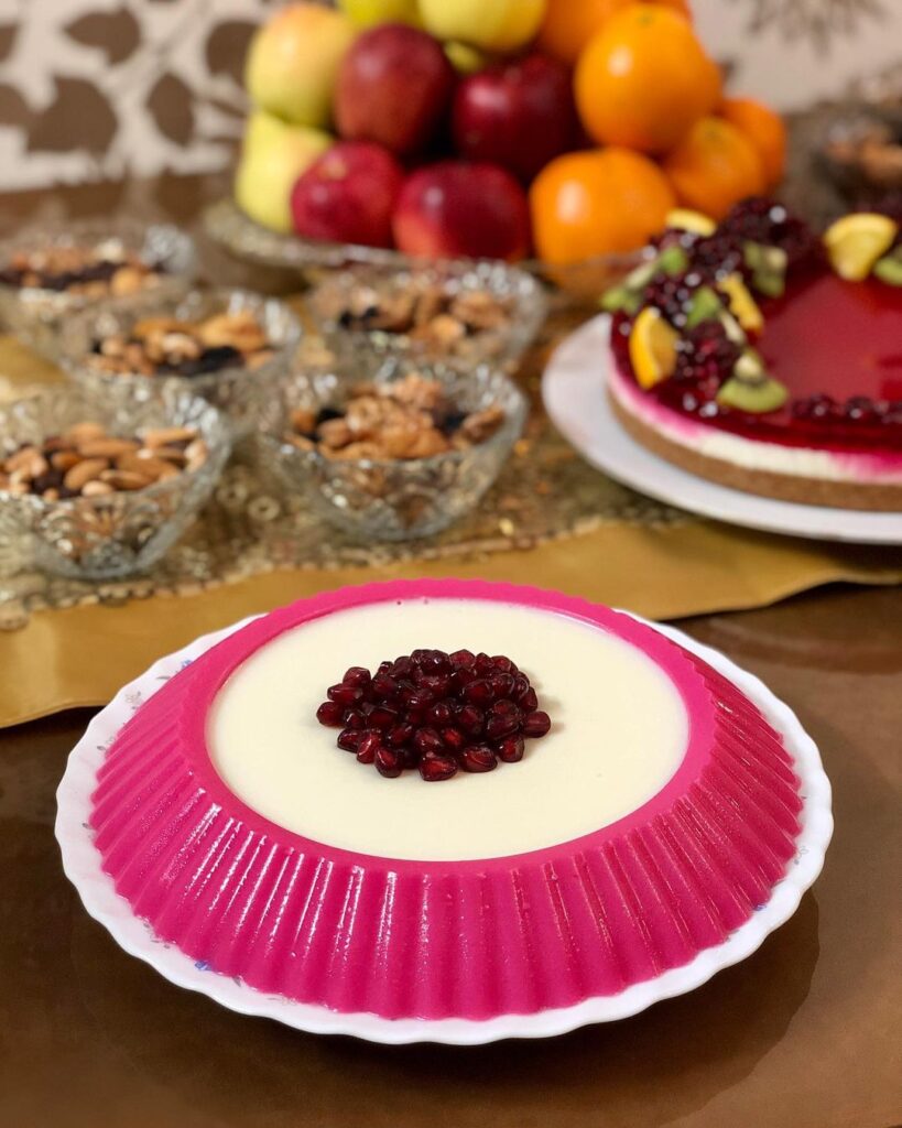 مواد لازم 2 1733563029 34 نحوه تهیه پاناکوتا انار قالبی برای 10 نفر، دلنشین برای