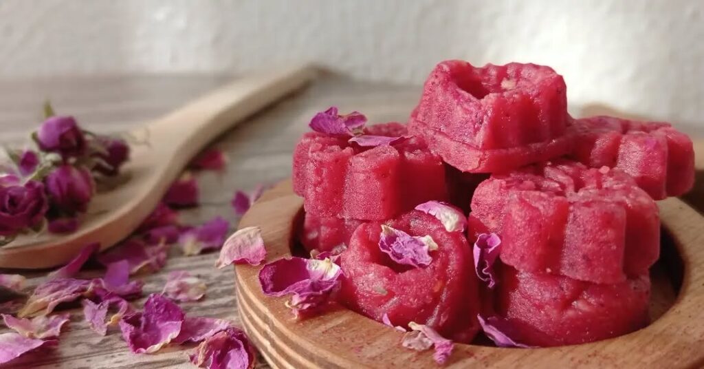 نحوه تهیه حلوای گل محمدی بوتیکی نرم و لطیف با پودر گل تازه و گردو_نارنجی پوش 4 طرز تهیه حلوای گل محمدی