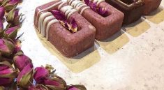 نحوه تهیه حلوای گل محمدی بوتیکی نرم و لطیف با پودر گل تازه و گردو_نارنجی پوش 7 طرز تهیه حلوای گل محمدی