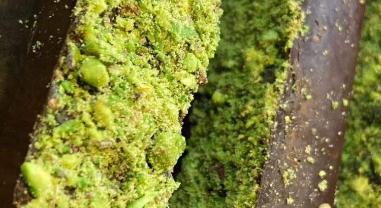 طرز تهیه شکلات دبی ترند با پسته و شعریه در خانه