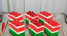 نحوه تهیه شیرینی تر برشی هندوانه ای با طعم عالی اختصاصی یلدا_نارنجی پوش 4 شیرینی تر برشی هندوانه
