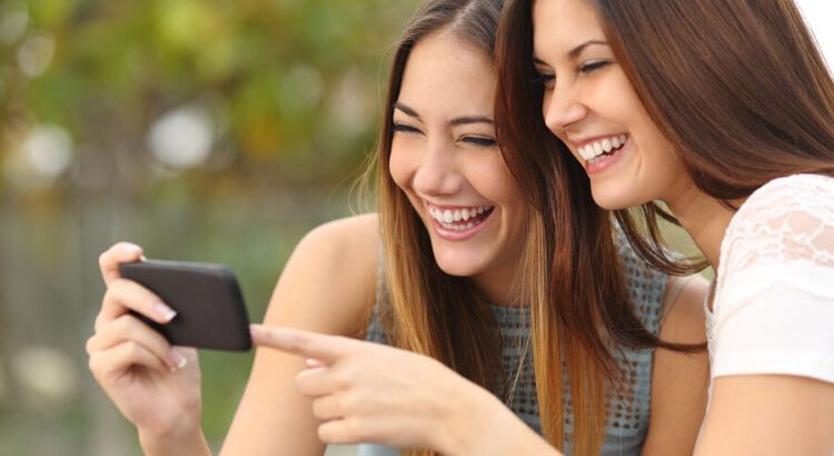 چرا از دیدن ویدئوهای خجالت‌آور دیگران سیر نمی‌شویم؟