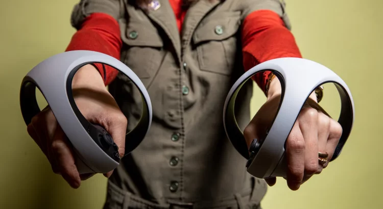 اپل و شرکت، همکاری برای فعال کردن کنترلرهای VR PSVR 2 در چشم خود را آغاز کردهاند