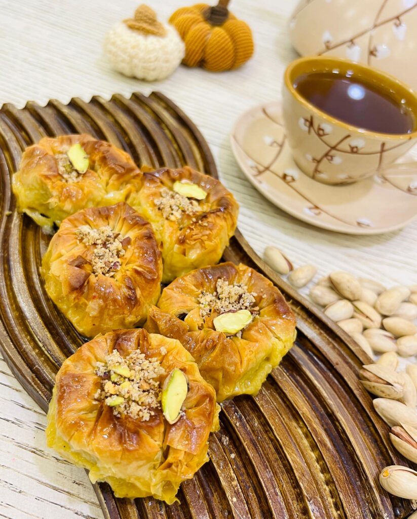 نحوه تهیه باقلوا حلزونی (باقلوا دو رنگ)با فر و بدون فر برای عید نوروز_نارنجی پوش 4 1741439795 136 نحوه تهیه باقلوا حلزونی باقلوا دو رنگبا فر و بدون
