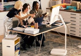 مانیتور Smart Monitor Swing ال‌جی رو‌به‌روی سه فرد جوان