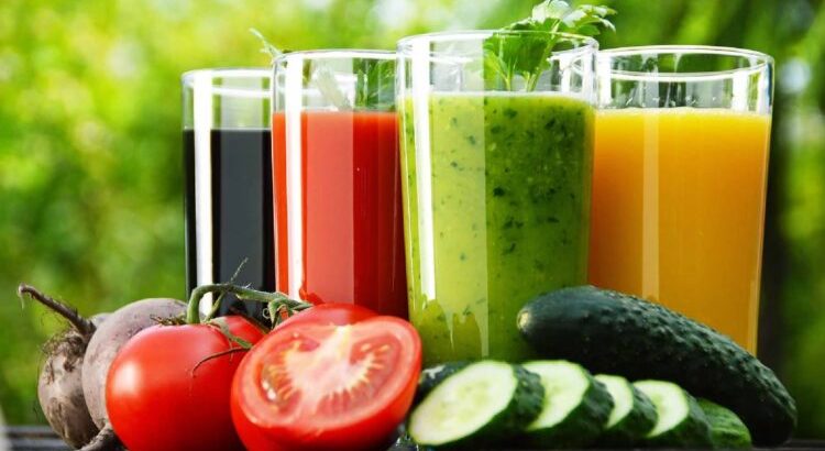 آبمیوه های طبیعی و برش خیار گوجه