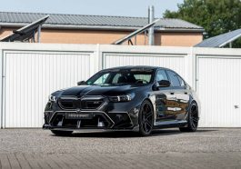 سه‌چهارم جلویی مدل سفارشی BMW M5 منهارت