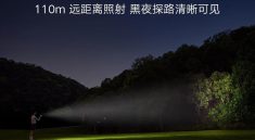 چراغ‌قوه‌ی Mijia Outdoor Multifunctional Light درحال روشن‌کردن جنگل